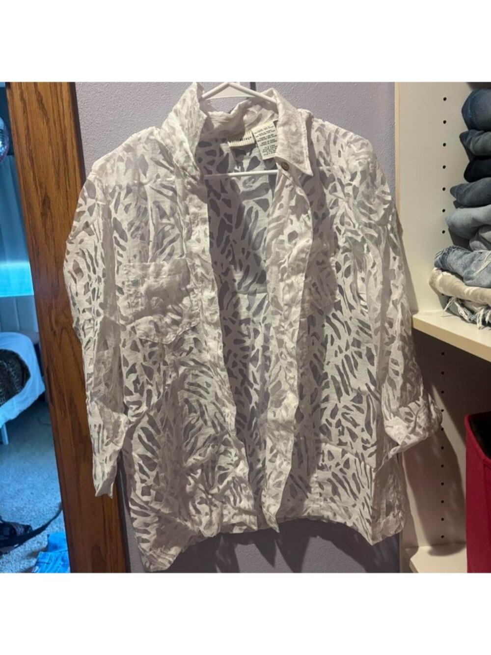 White Stag white & gray leaf print rayon & nylon shirt in a L